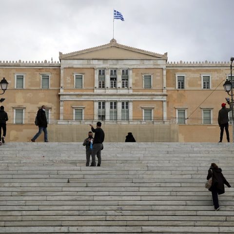 Τζεντιλόνι για ελληνικό χρέος: «Να είστε πολύ προσεκτικοί»