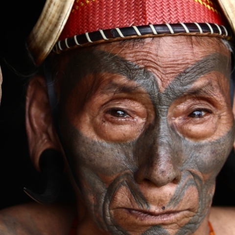 Κυνηγός κεφαλών από τη Νάγκαλαντ της Ινδίας