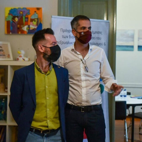 Ο Κώστας Μπακογιάννης πήγε στη Γραμμή Ψυχολογικής Στήριξης «11528 - ΔΙΠΛΑ ΣΟΥ»