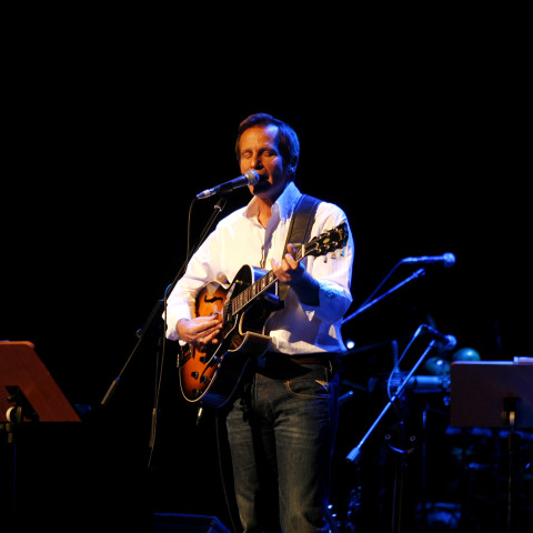 Ο Βαγγέλης Γερμανός με κιθάρα στη σκηνή