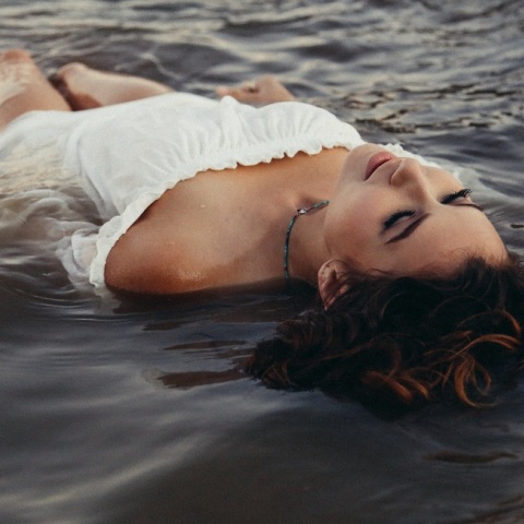 Ένα κορίτσι ποζάρει. 