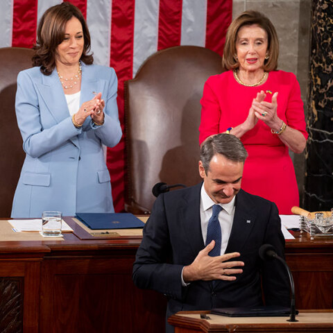 Νάνσι Πελόζι και Καμάλα Χάρις χειροκροτούν τον Κυριάκο Μητσοτάκη στο αμερικανικό Κογκρέσο 