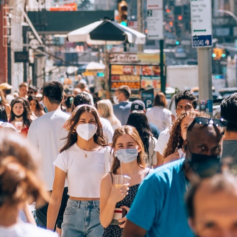 Κορωνοϊός - Πολίτες με μάσκες