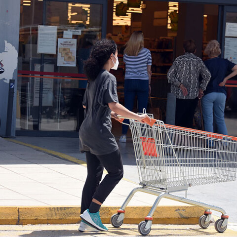 Οι μάσκες στα σούπερ μάρκετ καταργούνται την 1η Ιουνίου 2022