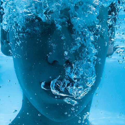 Άντρας βγάζει μπουρμπουλήθρες κάτω από το νερό