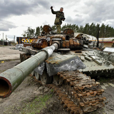 Κατεστραμμένο ρωσικό τανκ κοντά στο Κίεβο