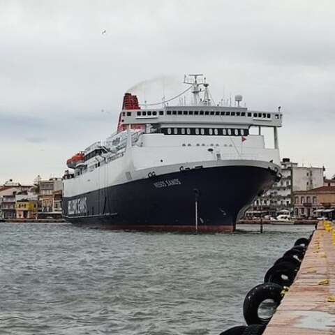 Χίος: Το πλοίο "Νήσος Σάμος" με 332 επιβάτες δεν μπορεί να δέσει στο λιμάνι	