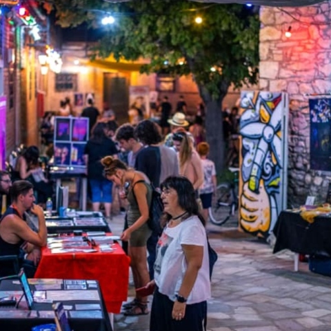 Νυχτερινή λήψη από το LA Comics Festival στην Λάρισα