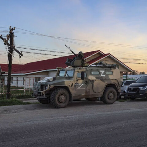 Ρώσοι στρατιώτες σε σημείο ελέγχου στη Μαριούπολη κοντά στην Αζοφική Θάλασσα