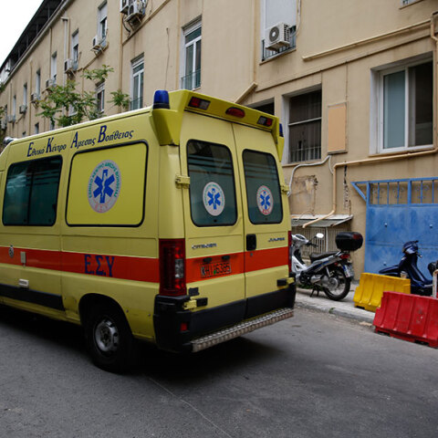 Διασωληνωμένο στο Ιπποκράτειο το αγοράκι που καταπλακώθηκε από καγκελόπορτα