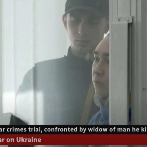 Ρώσος στρατιώτης κατά τη διάρκεια της δίκης του για εγκλήματα πολέμου στην Ουκρανία