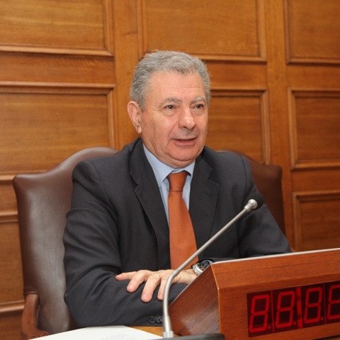 Ο Σήφης Βαλυράκης κάθεται με σταυρωμένα τα χέρια σε έδρανο της Βουλής