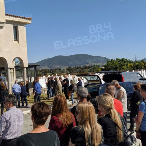 Το μωρό που σκοτώθηκε σε τροχαίο στην Ελασσόνα, αποχαιρέτισαν στην κηδεία συγγενείς και φίλοι