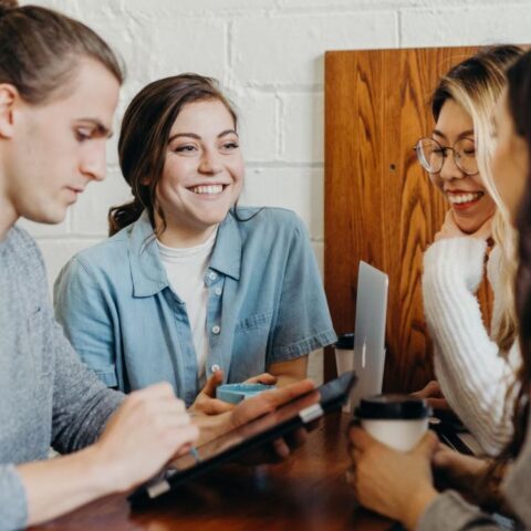 Deloitte: Το κόστος διαβίωσης προβληματίζει τις γενιές Gen Z και Millennial - Σχεδόν οι μισοί ζουν με το άγχος για τον επόμενο μισθό τους	