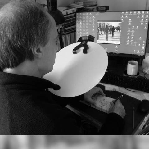 Ο Γιώργος Σιφιανός κατά τη διάρκεια της δημιουργίας των σκίτσων του για την ταινία The Blind Writer. 