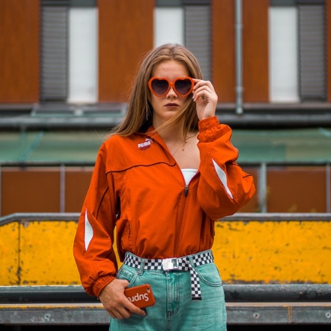 Ένα κορίτσι ποζάρει