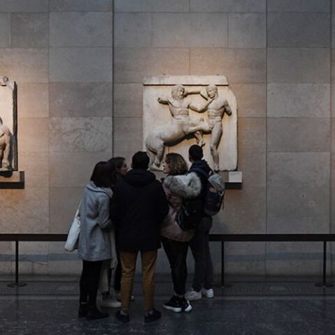 Μαθητές μπροστά στα Γλυπτά του Παρθενώνα στο Βρετανικό Μουσείο