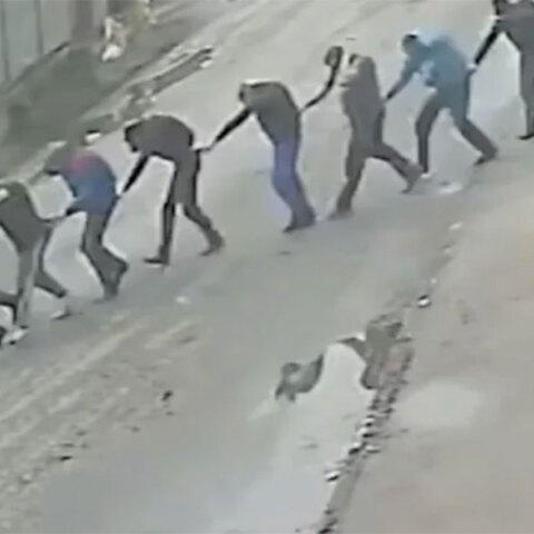 Μπούκα: Ρώσοι στρατιώτες οδηγούν Ουκρανούς προς εκτέλεση