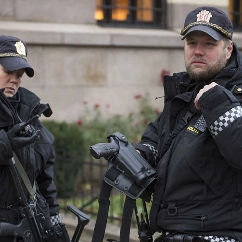 Τουλάχιστον τέσσερις άνθρωποι μαχαιρώθηκαν σε επιθέσεις στο Numedal στη νοτιοανατολική Νορβηγία, ανακοίνωσε την Παρασκευή η τοπική αστυνομία.  Ένα από τα θύματα είναι σε κρίσιμη κατάσταση, ενώ ο συναγερμός είναι ακόμα σε ισχύ, πρόσθεσε η αστυνομία.  Αυτόπ