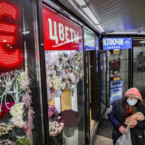 Ρωσία: Γυναίκα κρατά στην αγκαλιά της ψωμί έξω από τράπεζα στη Μόσχα