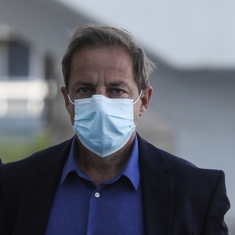 Ο Δημήτρης Λιγνάδης φορά μάσκα κατά τη μεταγωγή του στο δικαστήριο