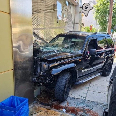 Αναστάτωση στην αγορά του Ηρακλείου: Τζιπ «μπούκαρε» σε κρεοπωλείο