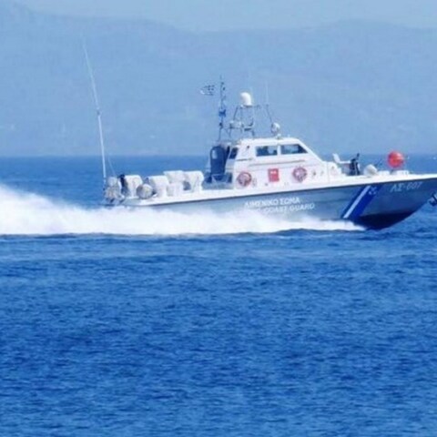 Πανικός σε παραλία των Χανίων – Φουσκωτό βγήκε στη στεριά