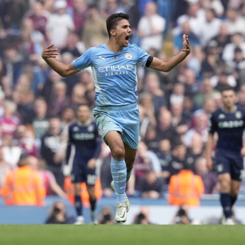 Ο Ρόδρι πανηγυρίζει το γκολ του κόντρα στην Άστον Βίλα