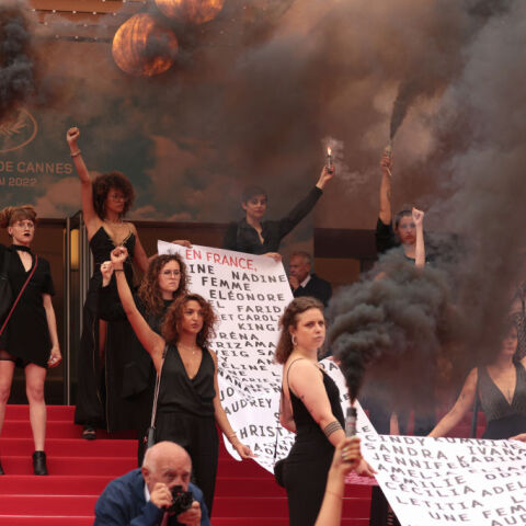 Γαλλία: Ακτιβίστριες ύψωσαν πανό στην Κρουαζέτ με τα ονόματα γυναικών που δολοφονήθηκαν στη Γαλλία τον τελευταίο χρόνο	