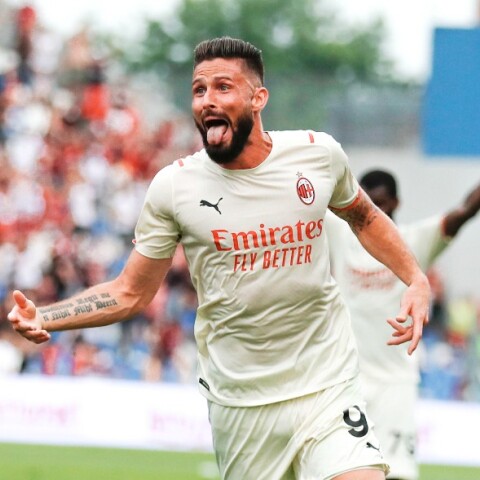 Ο Ολιβιέ Ζιρού πανηγυρίζει το γκολ του κόντρα στη Σασουόλο