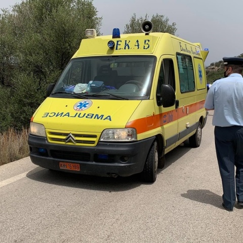 Ασθενοφόρο και αστυνομικός σε σημείο τροχαίου