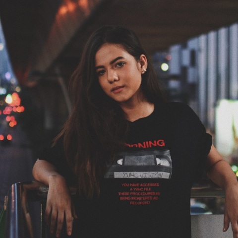 Ένα κορίτσι ποζάρει