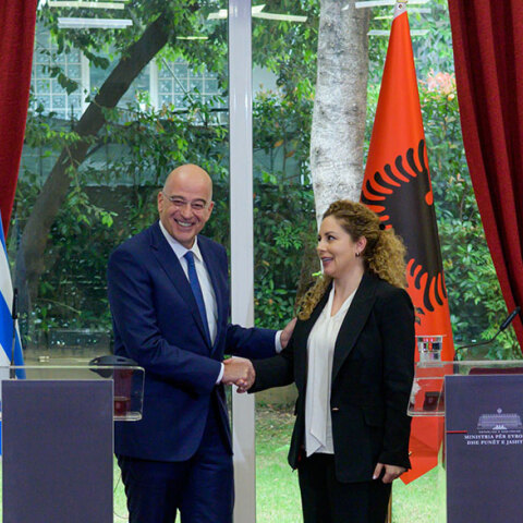Ο Έλληνας ΥΠΕΞ Νίκος Δένδιας με την Αλβανίδα ομόλογό του στην κοινή συνέντευξη Τύπου