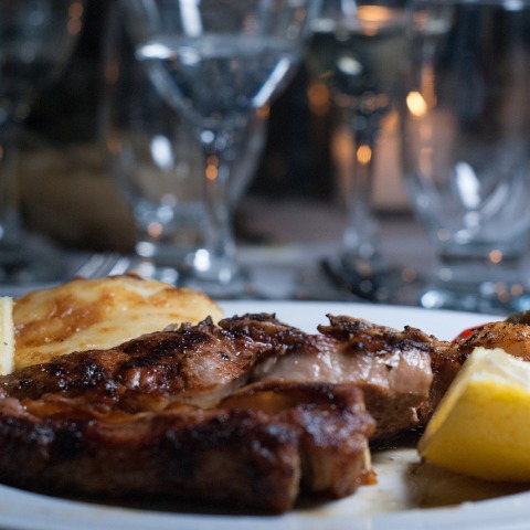 Πιάτο με κρέας που συνοδεύεται από λεμόνια