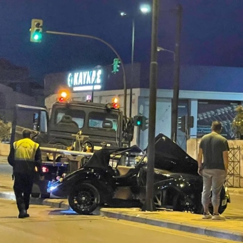 Τροχαίο: Πολυτελές αυτοκίνητο «καρφώθηκε» σε κολώνα στη Λάρισα