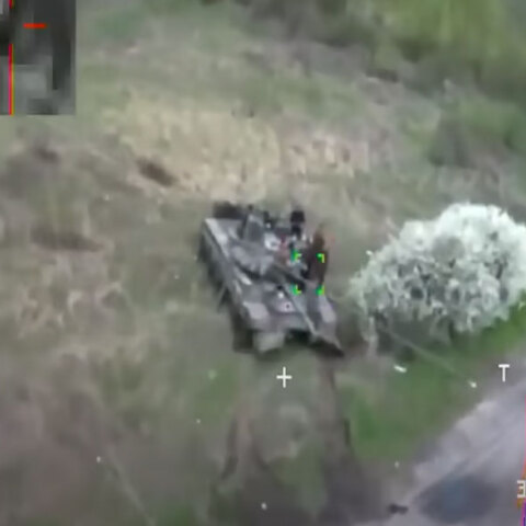 Drone καμικάζι ετοιμάζεται να συντριβεί πάνω σε ρωσικό τανκ στην Ουκρανία