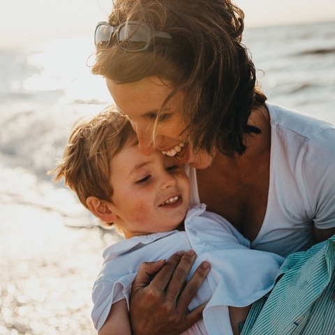 Μια μαμά κρατάει στην αγκαλιά της τον γιο της. 