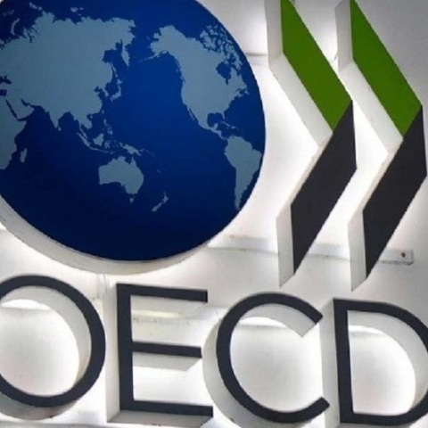 Η φορολογική επιβάρυνση των μισθών στην Ελλάδα (tax wedge) μειώθηκε το 2021 περισσότερο από τις χώρες του ΟΟΣΑ, λόγω της μείωσης των ασφαλιστικών εισφορών, σύμφωνα με έκθεση του Οργανισμού που δόθηκε σήμερα στη δημοσιότητα.