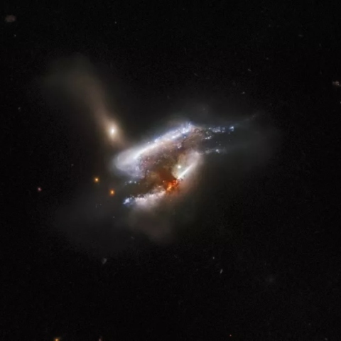 Τρεις μακρινοί γαλαξίες συγκρούονται σε μια εκπληκτική νέα εικόνα του τηλεσκοπίου Hubble