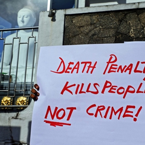 Πλακάτ που γράφει με κόκκινα γράμματα ότι η θανατική ποινή σκοτώνει ανθρώπους, όχι το έγκλημα