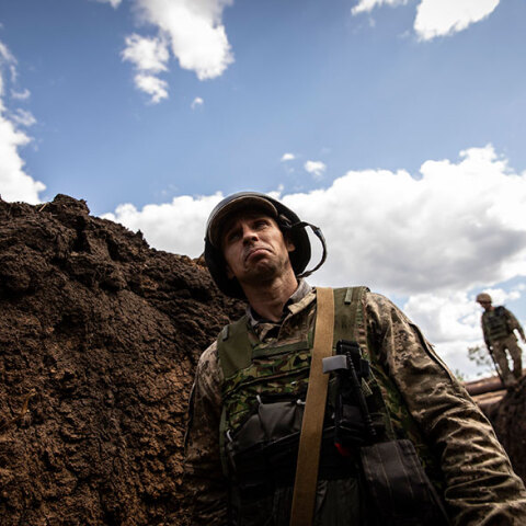 Ουκρανός στρατιώτης στα χαρακώματα του Ντονέτσκ στην Ανατολική Ουκρανία