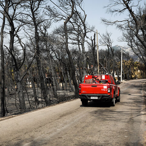 Τι απαντά ο ΑΔΜΗΕ για τη φωτιά στη Βαρυμπόμπη