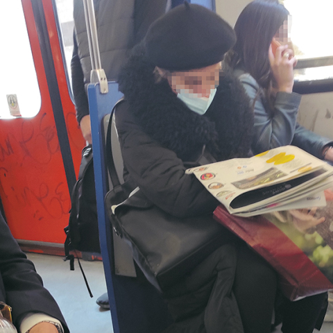 Κυρία που διαβάζει την Athens Voice στον Ηλεκτρικό