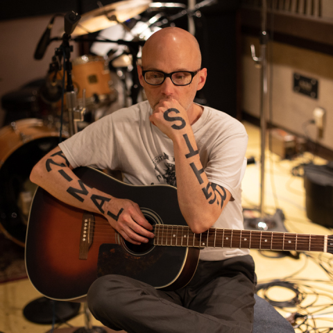 Ο μουσικός Moby με κιθάρα σε στούντιο