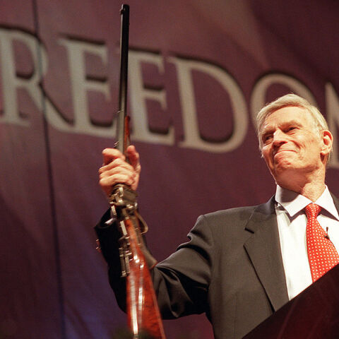 Ο Τσάρλτον Ήστον επιφάνες μέλος της ΝΡΑ