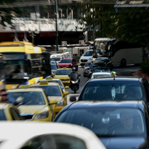 Μποτιλιάρισμα - Αυτοκίνητα το ένα πίσω από το άλλο αναμένουν να κινηθούν