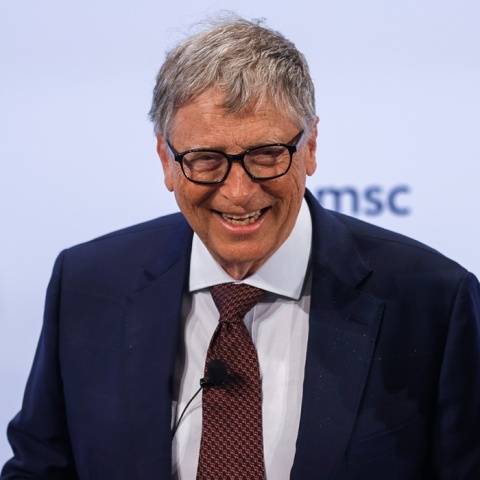 Ο Μπιλ Γκέιτς φορά τα γυαλιά του και χαμογελά