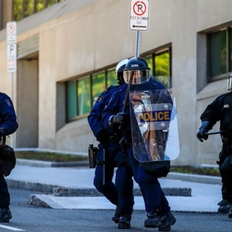 Καναδάς: Αστυνομικοί σκότωσαν νεαρό που βάδιζε κρατώντας τουφέκι κοντά σε σχολεία.