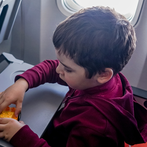 Παιδί στο αεροπλάνο, παίζει με lego