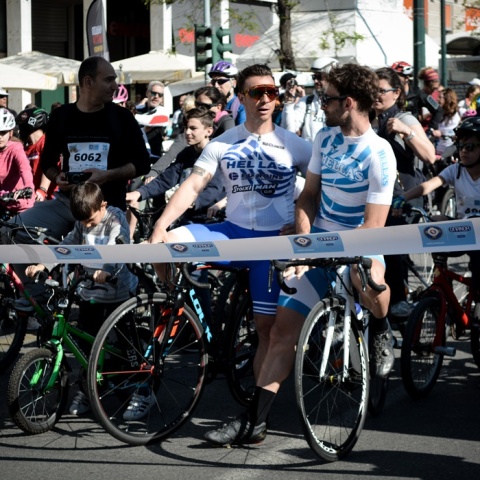 Ποδηλατικός γύρος της Αθήνας: Ποδηλάτες αναμένουν το σήμα εκκίνησης